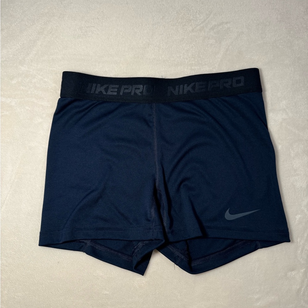 Short nike new !! Size M but fits more like a Small